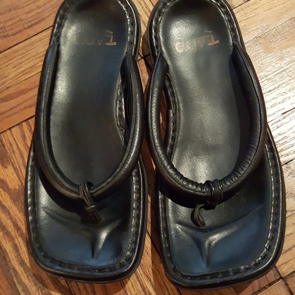 BLACK LEATHER THONGS - size 8.5